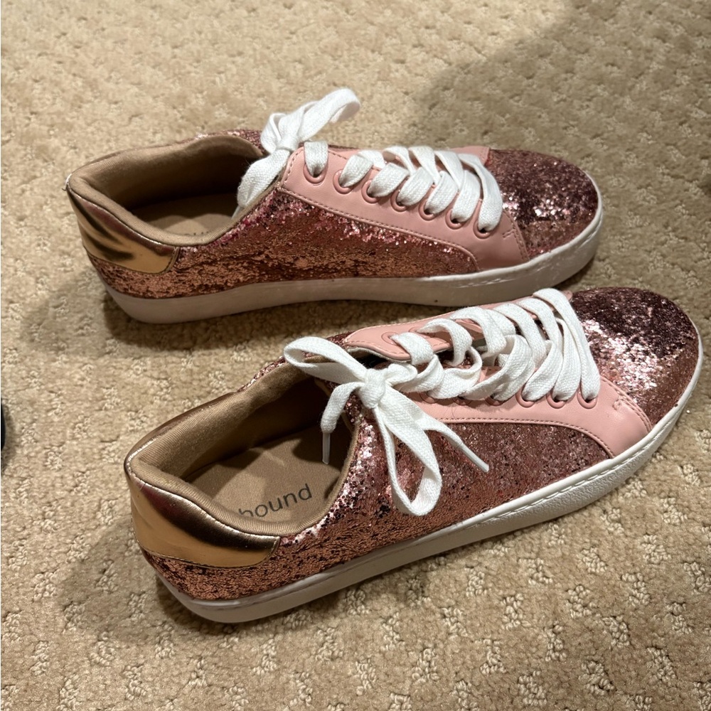 Pink Glitter Sneakers Women’s 7 small scratch on back of shoe only worn once